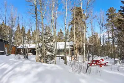 Image de Cozy mountain cabin close to hiking/biking, skiing, casinos, good food and more!