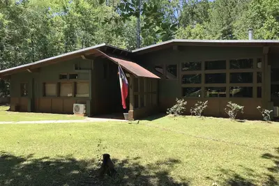 Image de Big Sam Hangout! ! 4 bed 3. 5 bath South End with rear privacy close to ramp