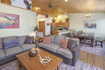 Image de Home w/private hot tub & fireplace, w/shared sauna/hot tub/pool - Hidden Village Mountainside Escape