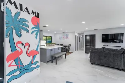 Image de Beautiful 5 bedroom Modern Home with a Pool