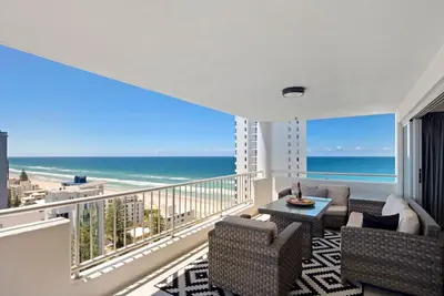 Image de City Skyline Retreat w/ Balcony and Stunning Views