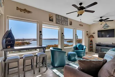 Image de Stunning Penthouse Views of Table Rock-Free Tickets-Ideal Location-High End Decor-Sun Room!