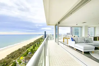 2 Level 3 bedroom luxury apartment with 180 degree views