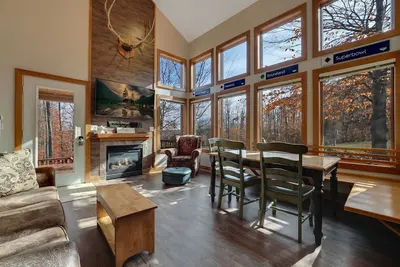 Image de 4br Boyneland Slopeside Disciples Village Condo | Fireplace| Ski Cubbies