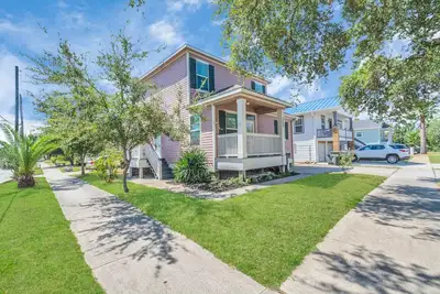 Image de 3br 2. 5ba Full Home, Short Straight Walk to Beach