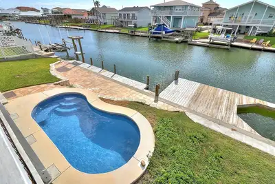 Image de Royal Estes! Large Home! Canal front! Private pool! Firepit!