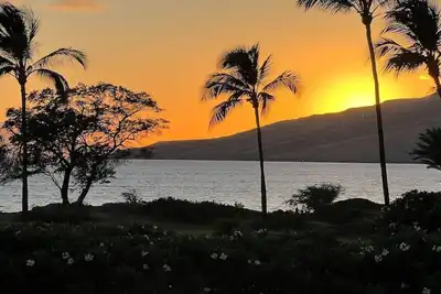 Image de Magnificent Sunsets and Beachfront at Luana Kai