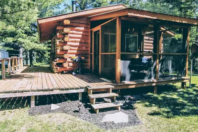 Image de The Copper Squirrel is a secluded full log cabin on 10 acres.