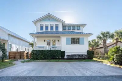 Image de Screened Deck, Pet Friendly, 0. 3 mi Walk to Beach!