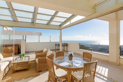 Image de Luxurious Penthouse with Spa Amenities