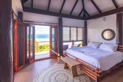 Image de Oceanfront Villa. Exclusive Island villa overlooking Namotu and Tavarua Islands