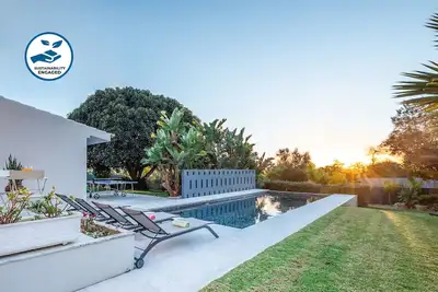 Image de Stunning, Modern 4 Bed Villa, Private Infinity Pool, Wi-Fi, A\/C, Lovely Garden