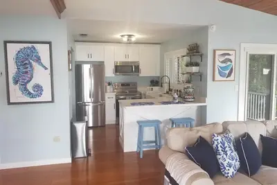 Image de Cozy Coastal Villa. Newly renovated private home w/ Heated pool.