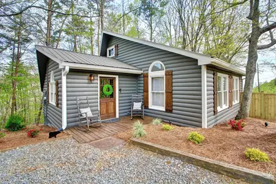 Image de Farmhouse Cabin Rustic Ridge: Hot Tub & Pets!