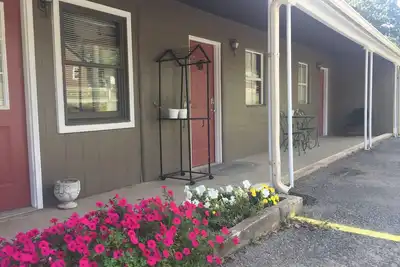 Image de The Squirrels Nest in the quaint village of Aurora