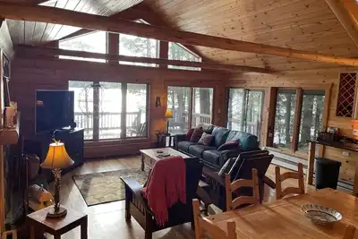 Image de Lakefront Hemlock house on 3 acres, 5-Bdrm retreat on private lake, near casino