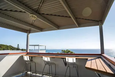 Image de Views on Pratt - 3 level beach house with arguably the best views on the island!