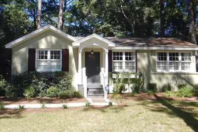 Image de Cozy Home in prestigious downtown Beaufort neighborhood! Large Fenced Yard!