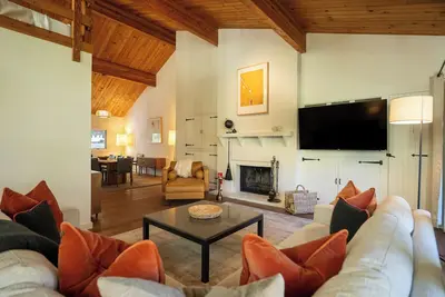 Image de Mountain Chalet on the Golf Course, with short walk to Vail Village.
