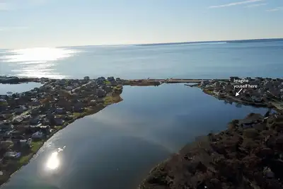 Image de Coastal cottage offers beautiful water views, and steps to sandy beaches