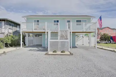 Image de Hooked on a Feelin’ - Home on a deep water canal quick walk to the beach
