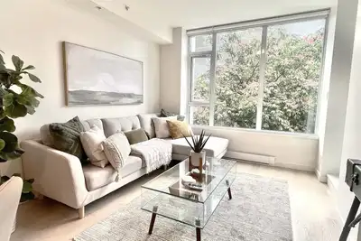 Image de 1-bed condo Victoria's Inner Harbour includes parking! 90-Day Minimum