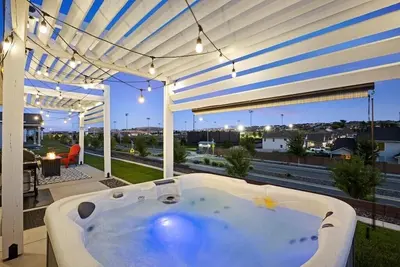 Image de New house! ! Outdoor Hot tub with beautiful sunset views