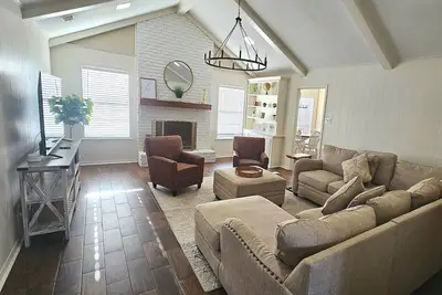 Image de The Briar Beautiful spacious home in quiet neighborhood. Close to dining and shopping! Broadway Ave.