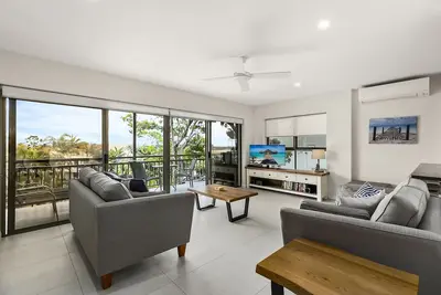 Image de Sundowner 3 - A fantastic view over Laguna Bay to the Noosa North Shore beach.