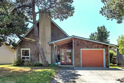 Image de Stylish Mid-Century Mod Home -1. 5 blocks to beach! Ev charger✔️