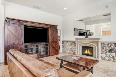 Image de The Executive Suite- Apartment near the river!