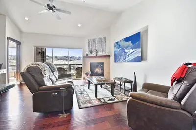 Image de Spacious | Hot Tub | 2 Living Rooms | Lake Access