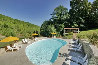Image de Maison de vacances moderne Ă Souillac avec piscine