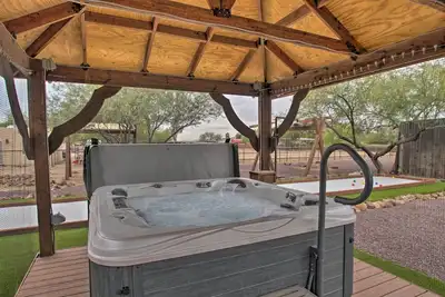 Image de Phoenix 'Kick Back Corral' w/ Outdoor Oasis!