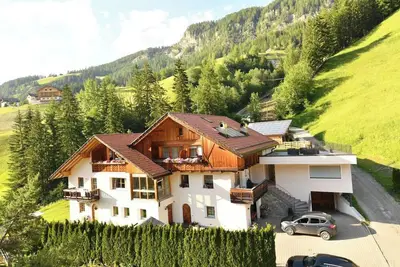 Image de Appartement \"Ciasa Mirio Armentara\" avec vue sur les montagnes, Wi-Fi et jardin