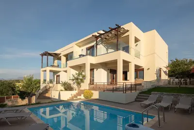 Family Villa Rousa, w/Pool, Bbq and kids playground only 6. 8 km to the beach!