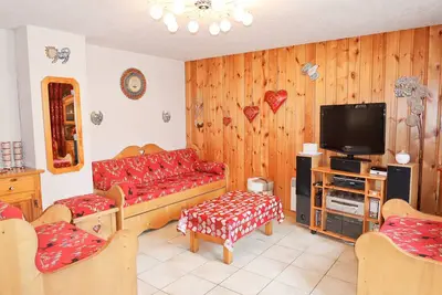 Image de Appartement savoyard cosy avec balcon et équipements complets, idéal pour familles et animaux acceptés