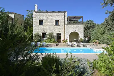 Image de Stone villa with pool in the middle of green hills