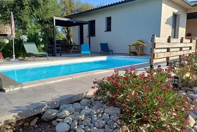 Image de Superbe villa, idéalement située. Climatisée, piscine chauffée. Terrain de jeux.