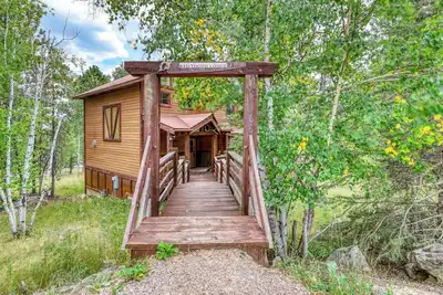 Image de Sawtooth Lodge - 3 level home overlooking the Clubhouse.