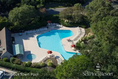Image de Breezy Three-Story Villa w\/ Full Kitchen & WiFi - Steps to Town, Shops, & Dining