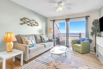 Image de Anchors Away: Oceanfront Condo with Community Pool, Close to Oak Island Pier