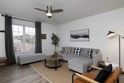 Image de Modern Cozy 2 Br Farmhouse style Townhome with Two Private Baths