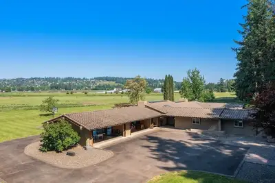 Image de Dundee Landing: A Luxurious One Level Chateau in Wine Country