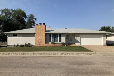 Image de Large home with pool, trampoline, fire pit, and deck!