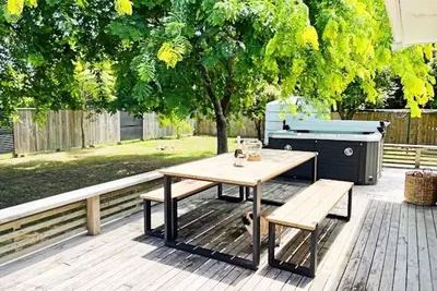 Image de Large and private summer pad | Spa | huge backyard | 3 mins to beach