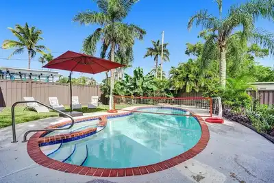Image de Relaxing 4 Bed 2 Bath Pool Home Mins to the Beach