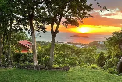 Image de Chalet Ayounaka au soleil couchant, vue panoramique sur la mer des CaraĂŻbes