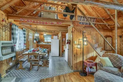Image de The Gingerbread-Pocono cozy w/hot tub near lakes!