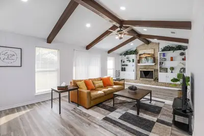 Image de Cozy, modern farm style home ~ great central location!